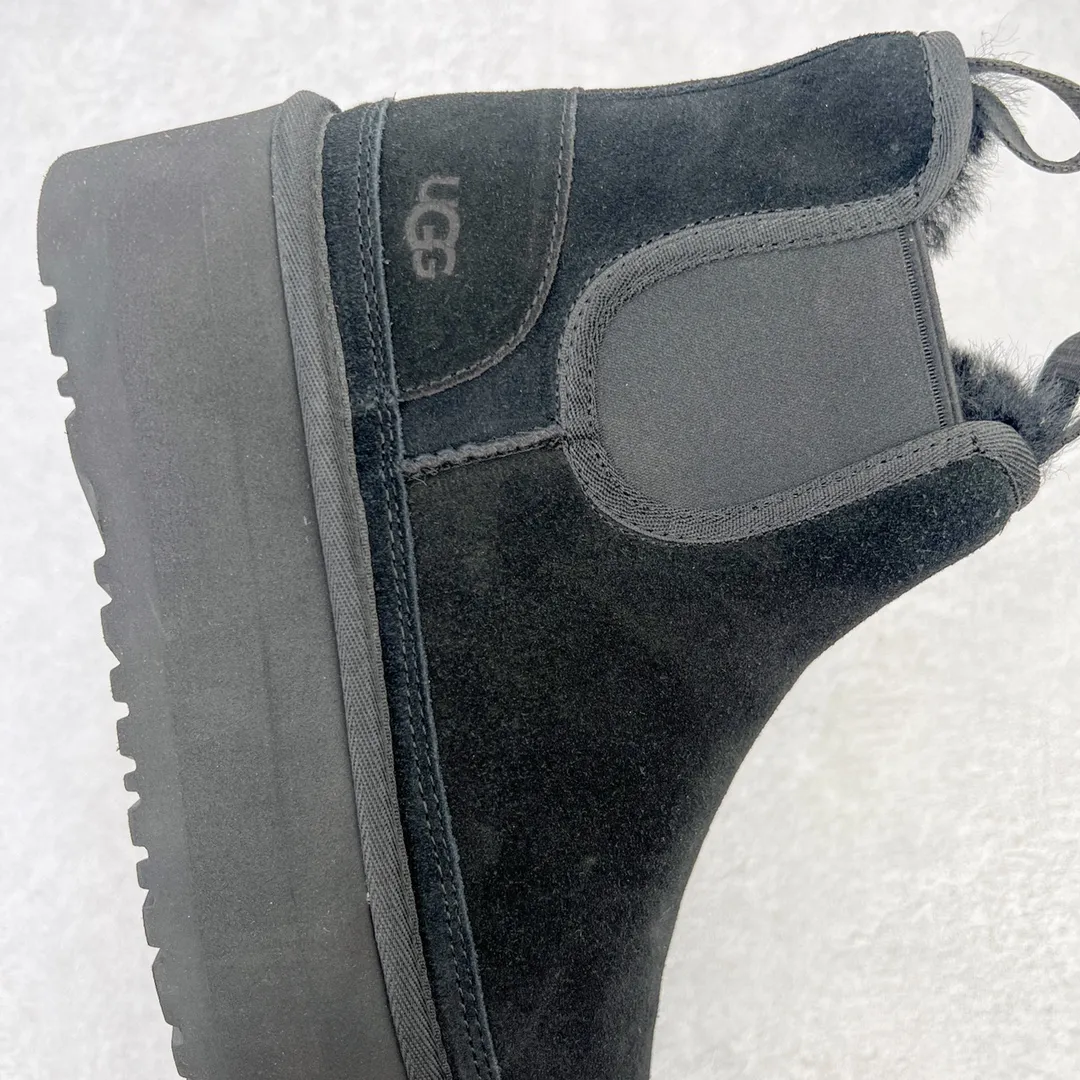 Pick up locally 💰600 UGG 4526 Chelsea thick-soled autumn and winter sheepskin and fur snow boots. All shoes are made from the same factory as ZP. Longfeng A-grade Australian imported sheepskin and fur women's boots. Brand OEM production line. Fully follow the ZP process. Original pattern maker of the OEM. Adhering to the principle of no original shoes and no development selection. Pay attention to every detail. The most authentic version on the market. TREADLITE "Light Wing" technology outsole. Lightweight/durable/flexible/pile size: 35 36 37 38 39 40 Coding: by3936030